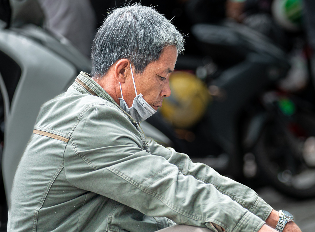 Đến từ 15h, ông Đỗ Văn Lan chờ hơn 6 tiếng vẫn chưa tới lượt nhận dạng thi thể cháu mình. "Nhà ở Vũng Tàu, sáng nghe tin người nhà báo cháu gặp nạn, tôi chạy vội mất hơn 2 tiếng đến đây. Tôi sẽ đưa cháu về quê", ông Lan nói.