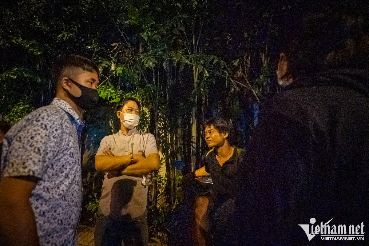 Gia đình anh H. đến đây hơn 7 thành viên, nhưng chỉ một người (anh ruột bay từ Hà Nam vào) mới được vào trong nhận dạng thi thể. Cả nhà sẽ cùng đưa thi thể anh H. về quê mai táng.