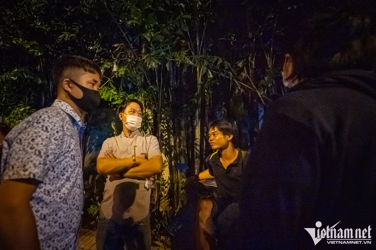 Gia đình anh H. đến đây hơn 7 thành viên, nhưng chỉ một người (anh ruột bay từ Hà Nam vào) mới được vào trong nhận dạng thi thể. Cả nhà sẽ cùng đưa thi thể anh H. về quê mai táng.