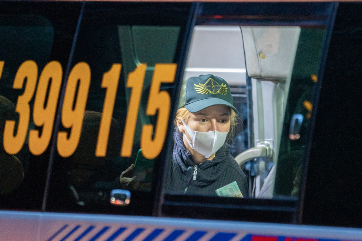 Bên trong xe cứu thương chở thi thể nạn nhân, khói hương nghi ngút, nhiều người vạ vật chờ trong tâm trạng thất thần.