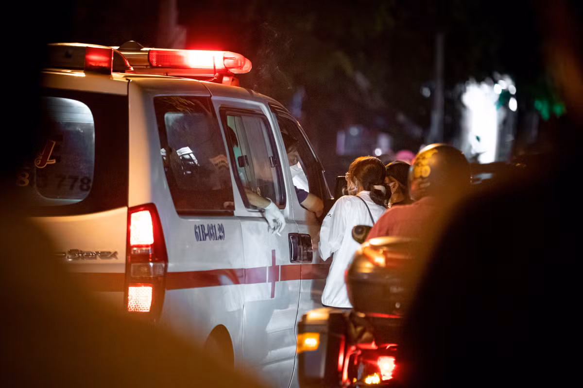 Do chỉ một người được vào nhận dạng để đưa thi thể ra ngoài, nhiều thân nhân tỏ ra sốt ruột nhìn vào trong chiếc xe cứu thương.