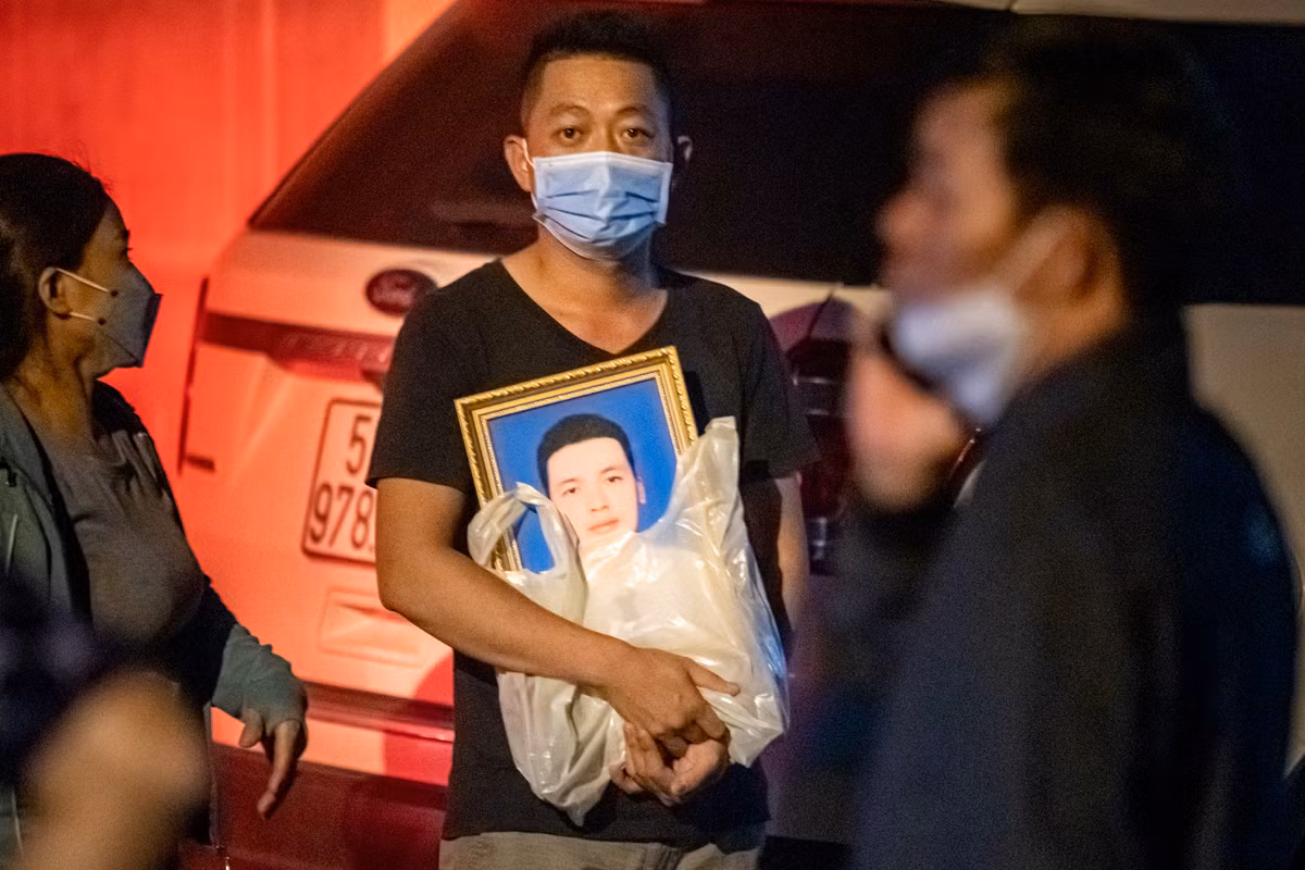 Một gia đình mang theo di ảnh của nạn nhân.