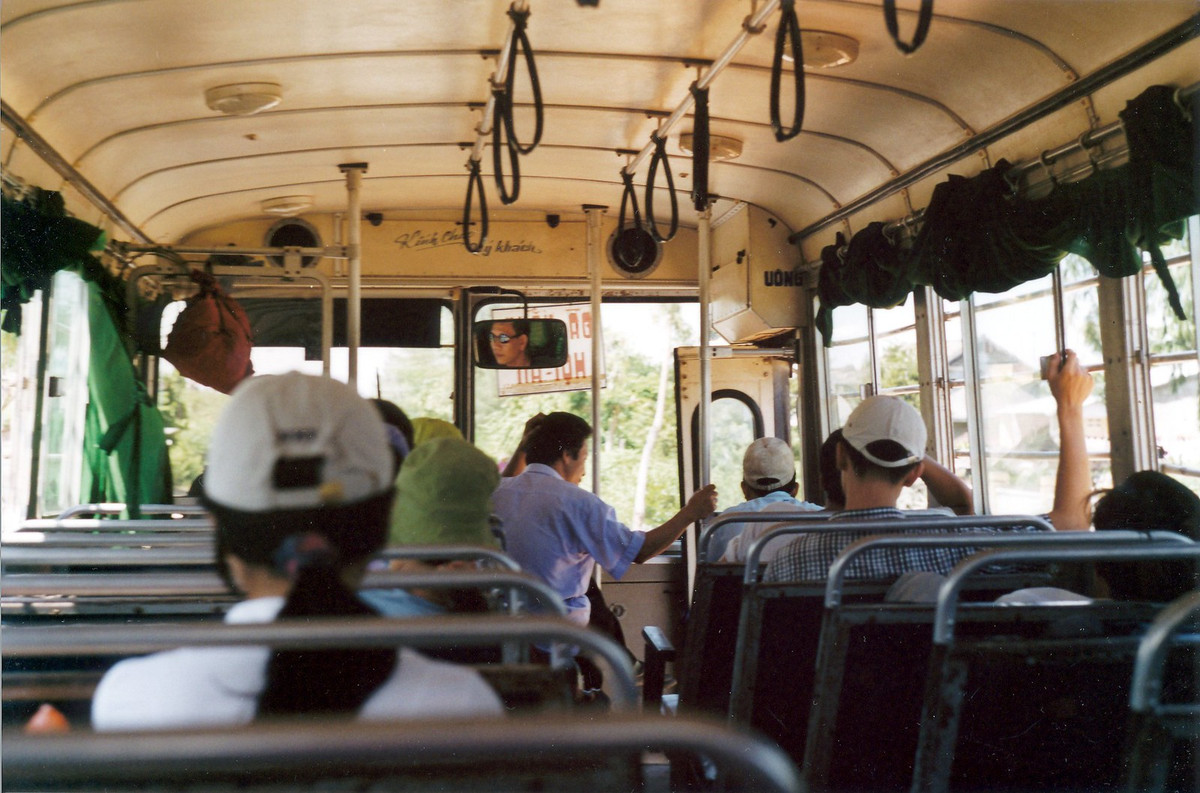 Bên trong một xe khách ở Việt Nam năm 2002.