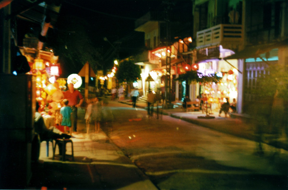 Buổi tối ở phố cổ Hội An năm 2002.