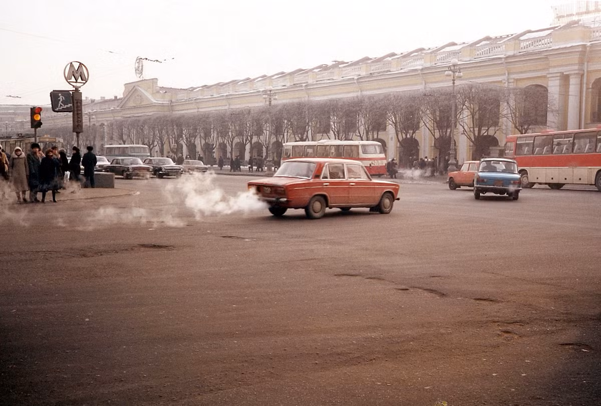 Những chiếc xe Lada trên đường phố Leningrad.