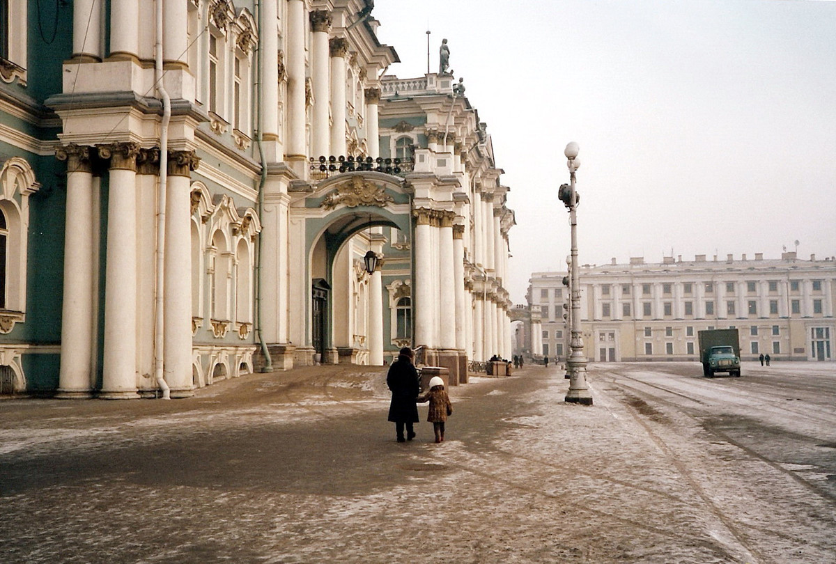 Gần cổng vào cung điện Mùa Đông.
