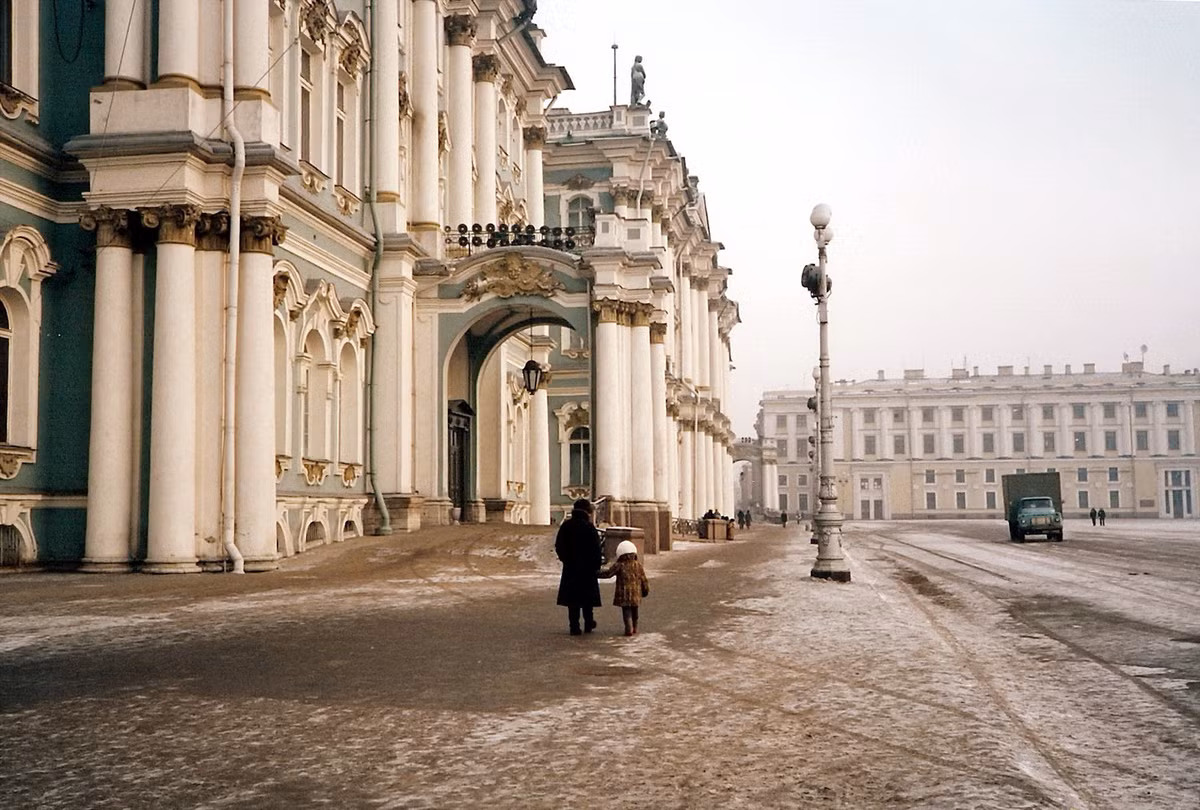 Gần cổng vào cung điện Mùa Đông.