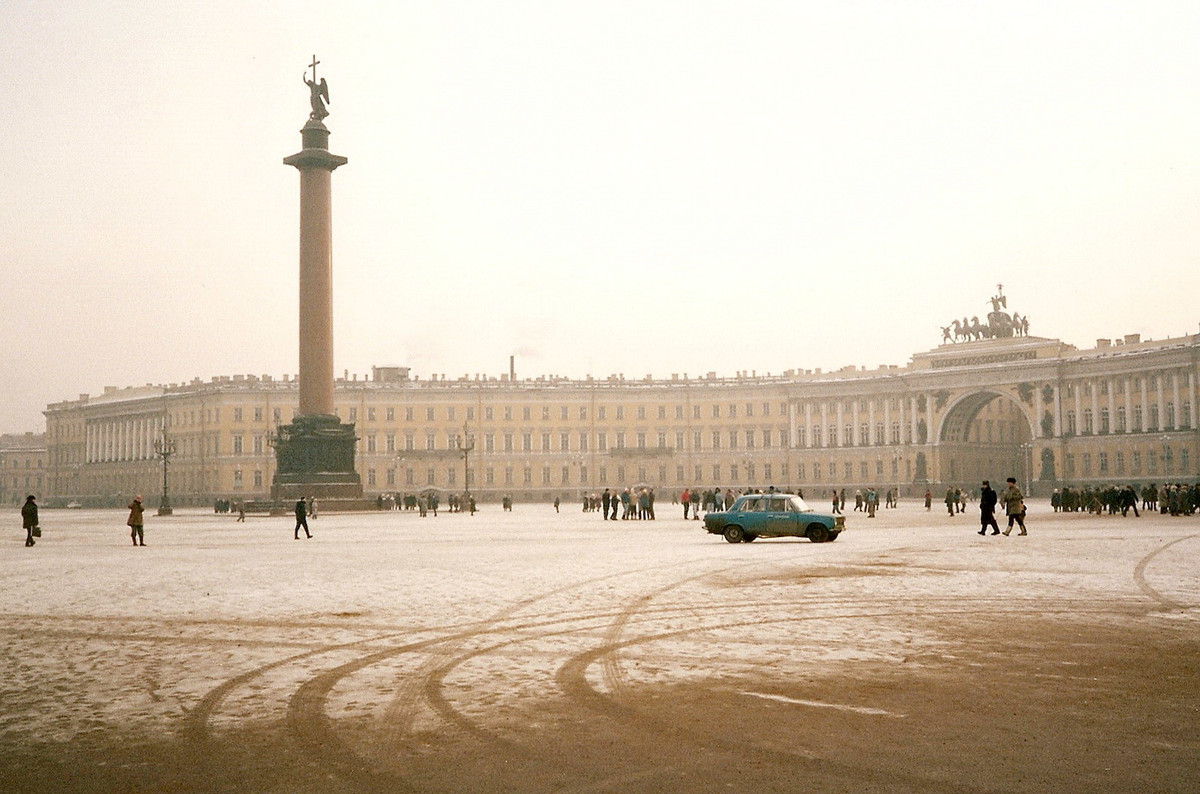 Trên quảng trường Cung điện.