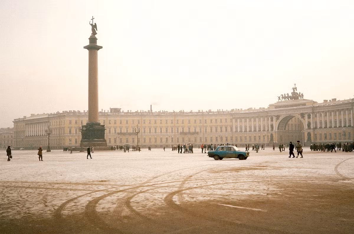 Trên quảng trường Cung điện.