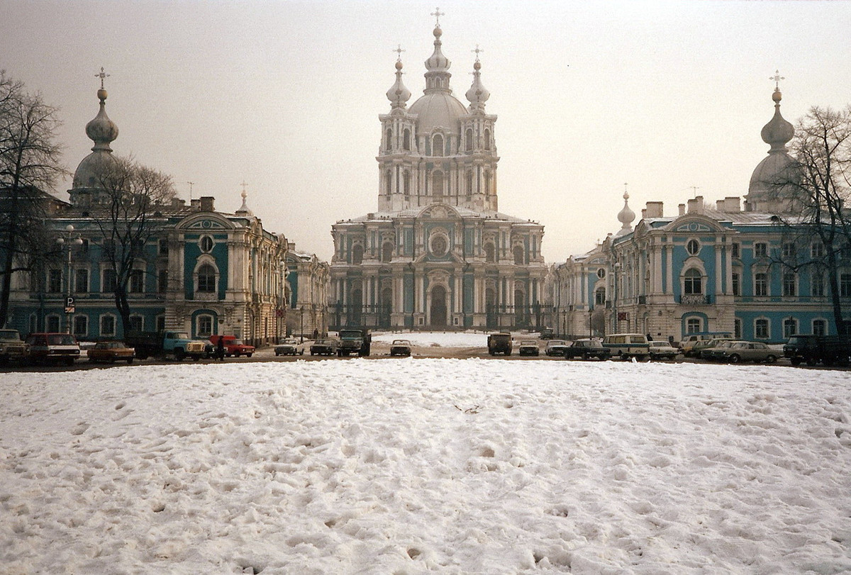 Tuyết phủ trắng khu vực nhà thờ chính tòa Smolny.