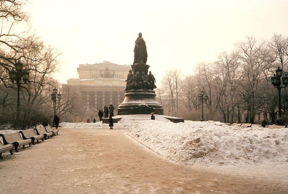 Khu vực tượng đài Catherine Đại đế ngày tuyết rơi.