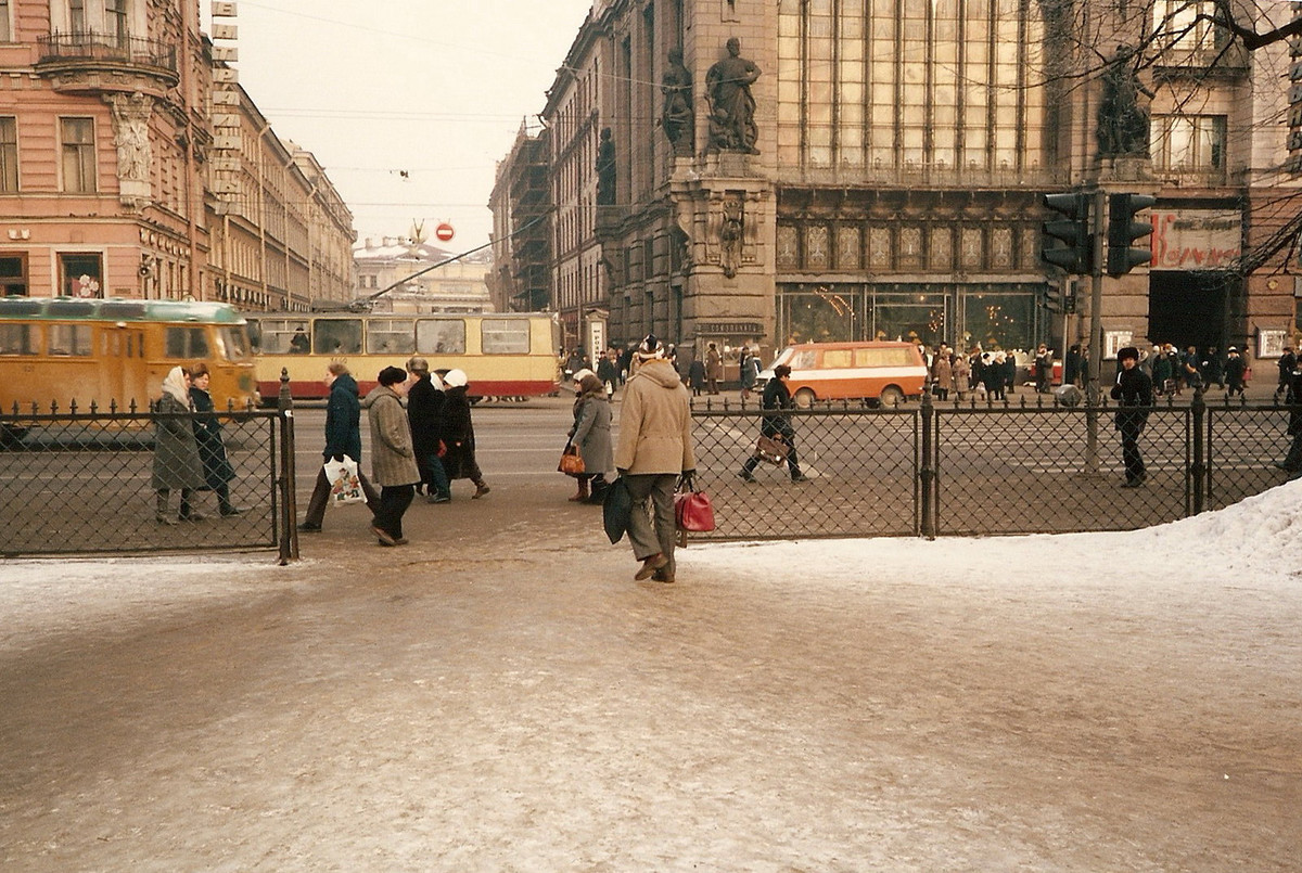 Một góc phố Leningrad năm 1985. Ảnh: Lisa Farrell Flickr.