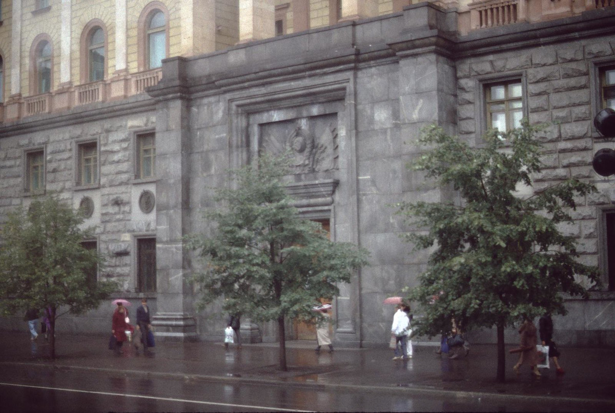 Cổng chính tòa nhà Lubyanka, trụ sở của KGB ở Moscow.