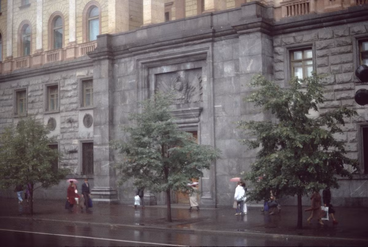 Cổng chính tòa nhà Lubyanka, trụ sở của KGB ở Moscow.