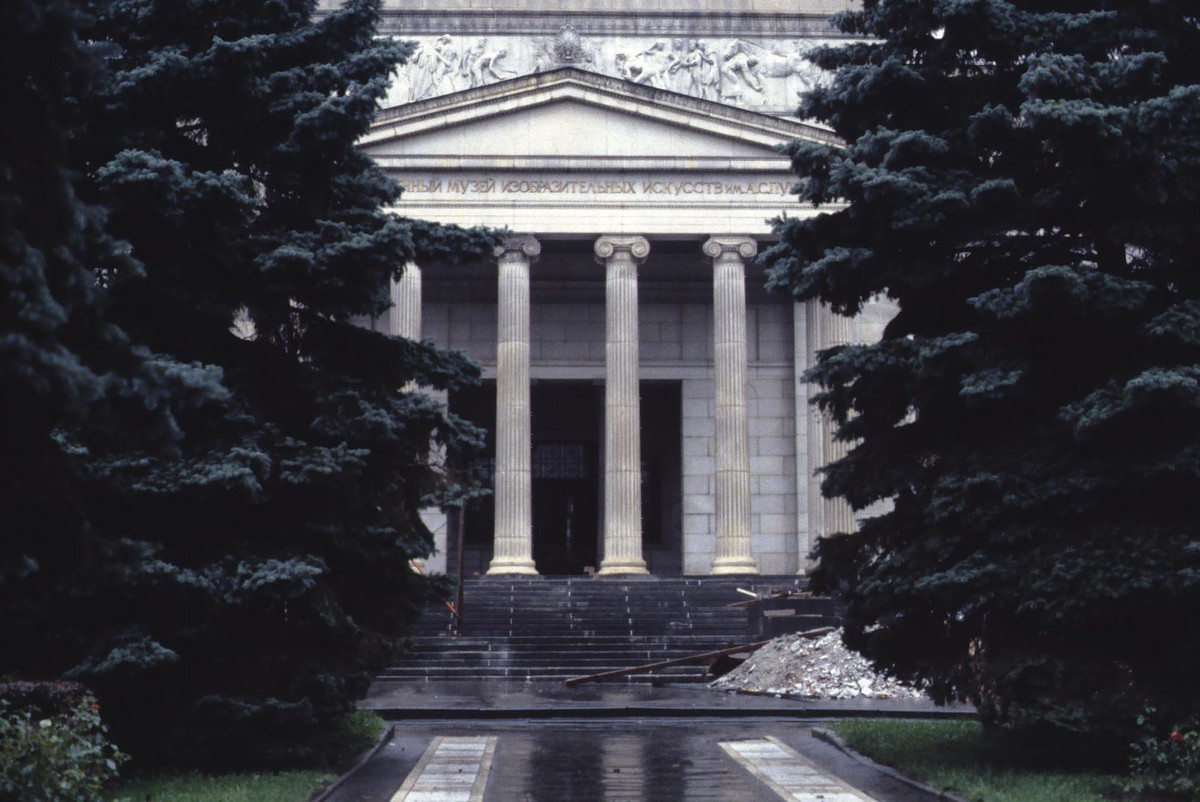 Bên ngoài Bảo tàng Mỹ thuật quốc gia Puskin.