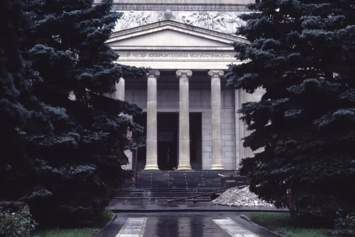 Bên ngoài Bảo tàng Mỹ thuật quốc gia Puskin.