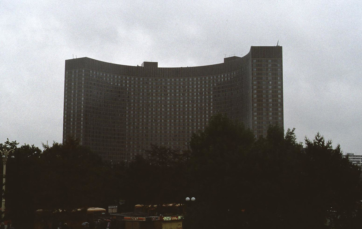Khách sạn Cosmos, một trong những khách sạn lớn và sang trọng nhất Moscow năm 1990.