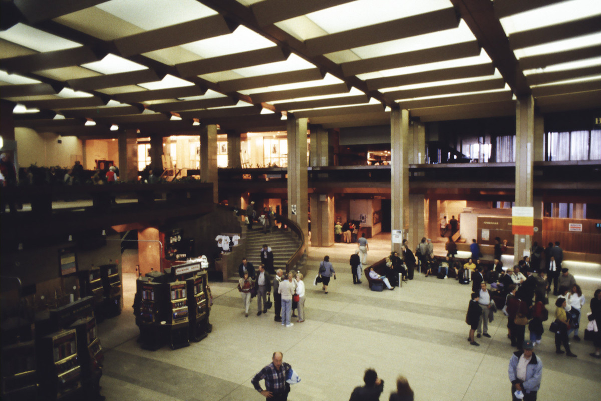 Trong sảnh chính của khách sạn Cosmos.