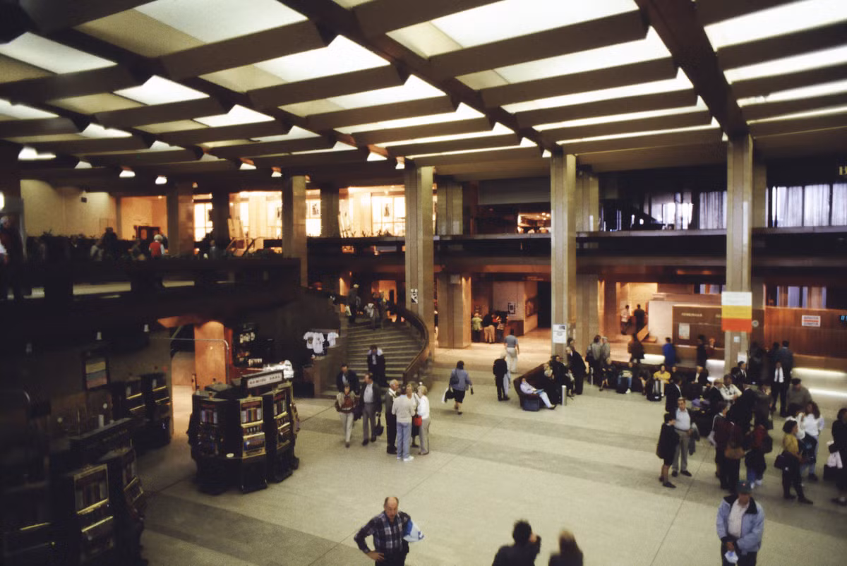 Trong sảnh chính của khách sạn Cosmos.