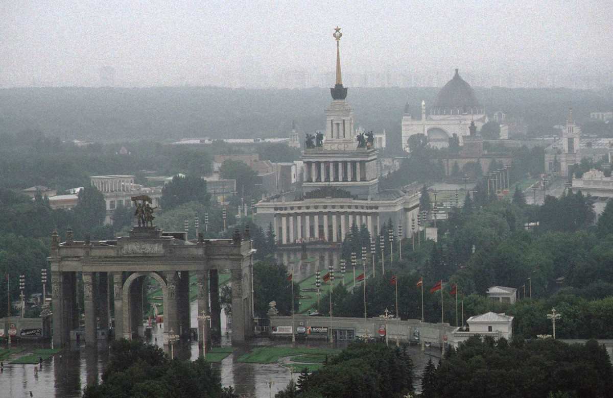 Khu Triển lãm Thành tựu quốc dân Liên Xô nhìn từ khách sạn Cosmos.