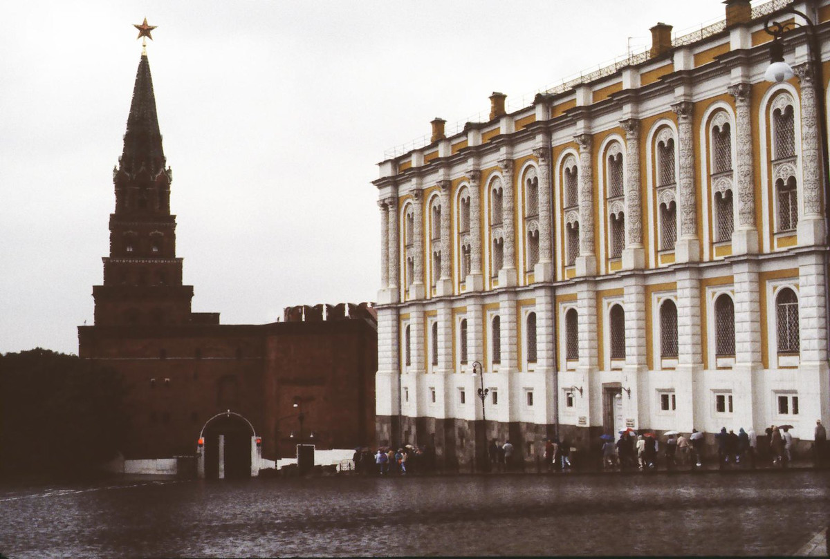 Dòng người vào tham quan Phòng Vũ khí, một bảo tàng trong khuôn viên Điện Kremly.