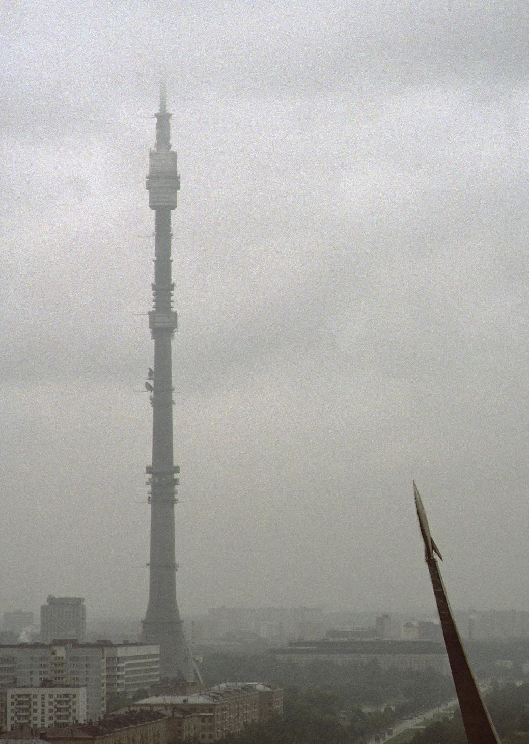 Tháp truyền hình Ostankino nhìn từ khách sạn Cosmos. Tháp cao 540 mét, được xây dựng từ 1963 đến 1967.