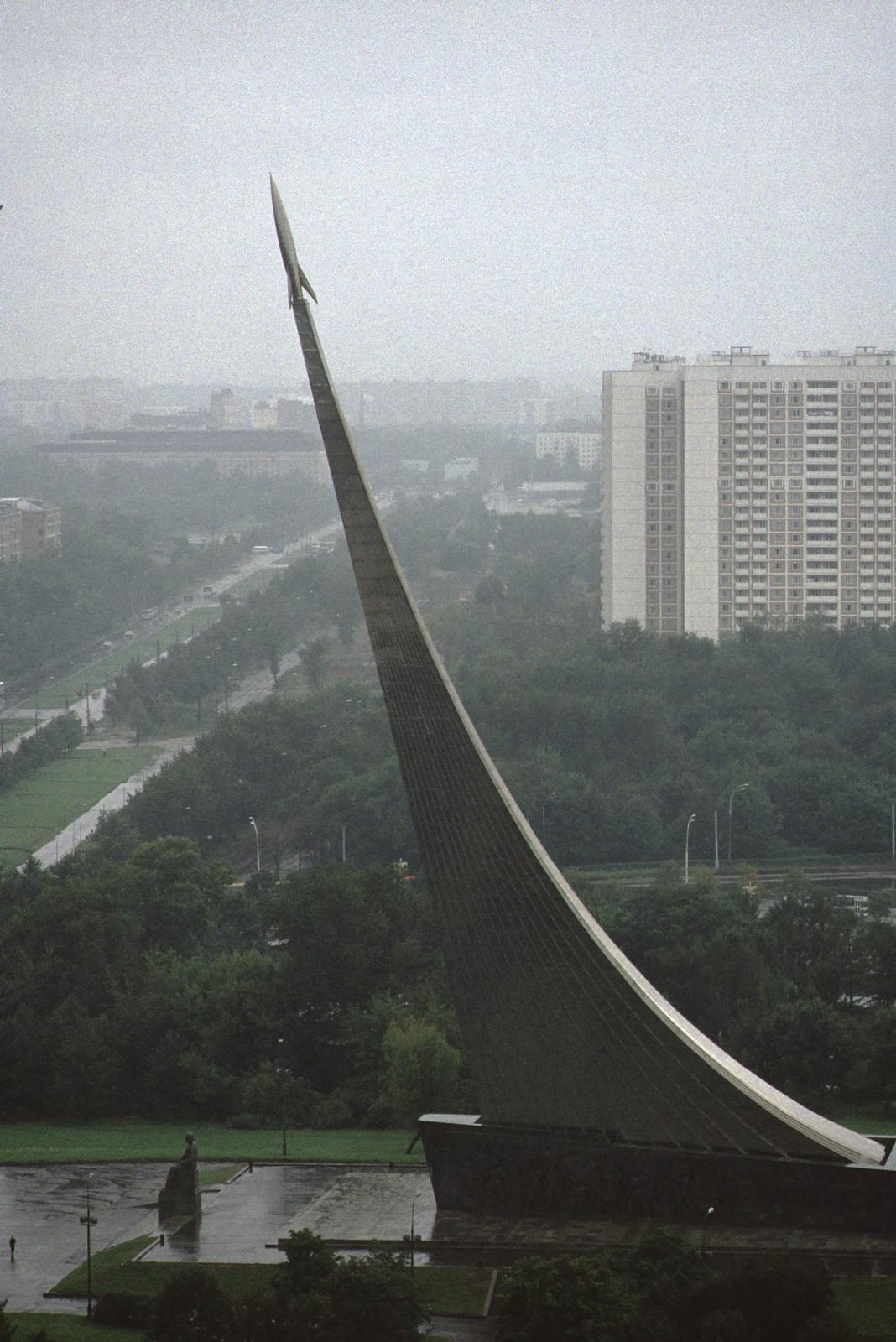 Tượng đài Chinh phục không gian nhìn từ khách sạn Cosmos. Tượng đài này nằm trên Nhà Tưởng niệm Không gian, xây năm 1964.