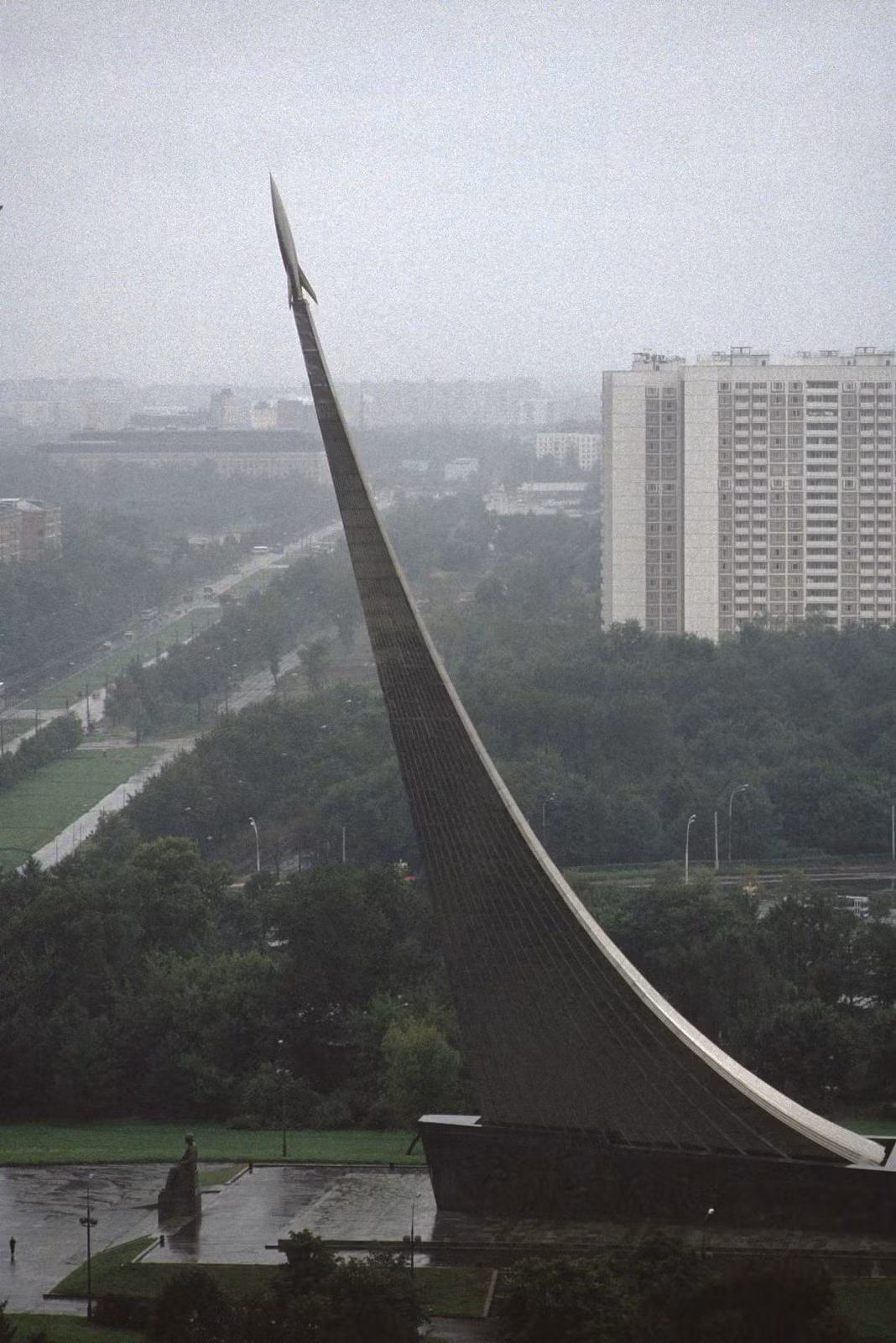 Tượng đài Chinh phục không gian nhìn từ khách sạn Cosmos. Tượng đài này nằm trên Nhà Tưởng niệm Không gian, xây năm 1964.