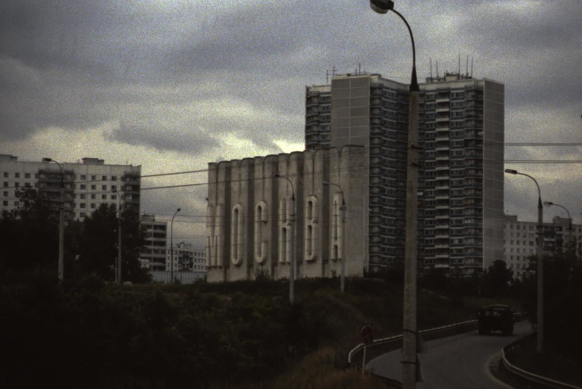 Một con đường ở cửa ngõ Moscow, Liên Xô năm 1990, với các trụ bê tông gắn tên thành phố được xây bên đường. Ảnh: Terry Feuerborn Flickr.