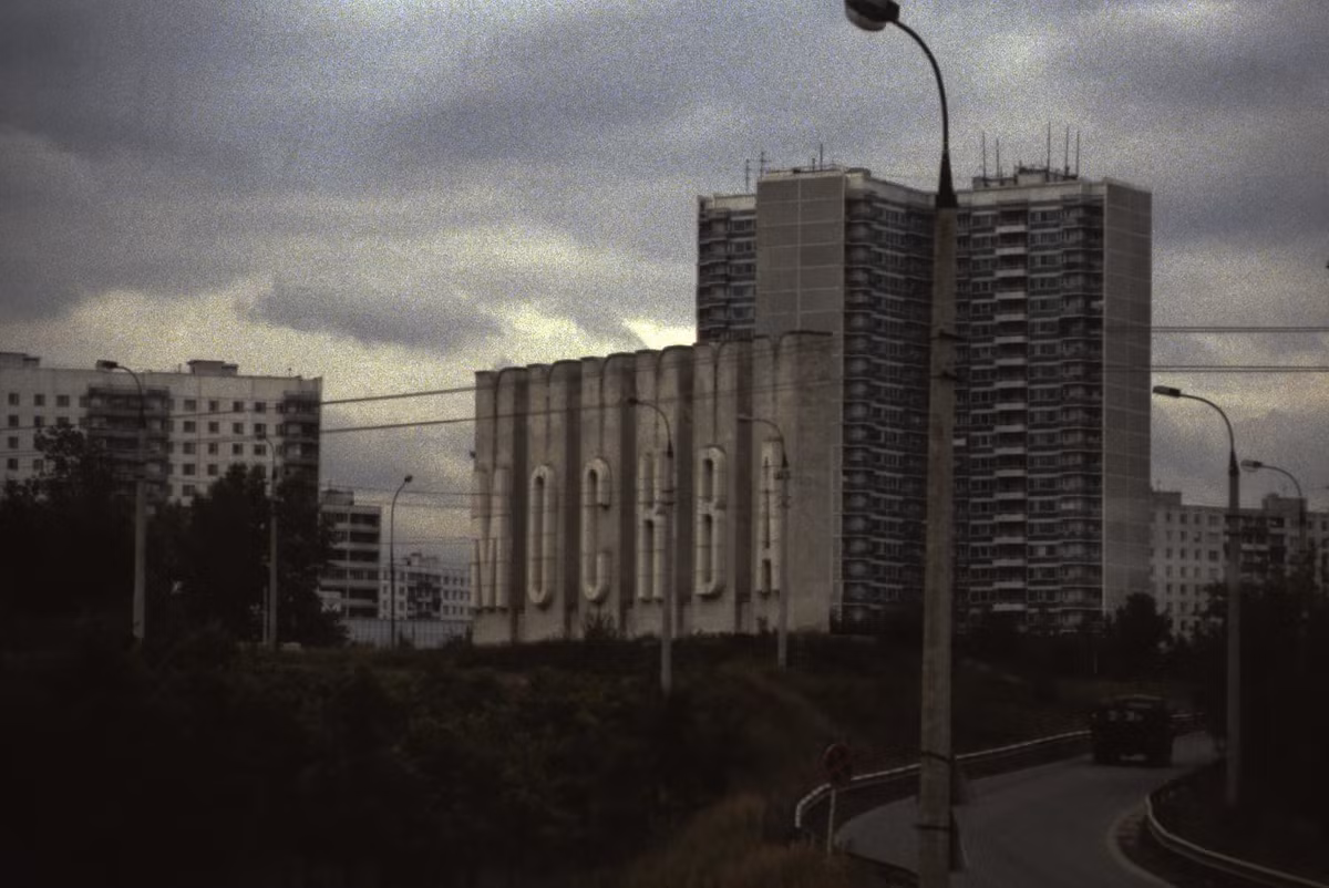 Một con đường ở cửa ngõ Moscow, Liên Xô năm 1990, với các trụ bê tông gắn tên thành phố được xây bên đường. Ảnh: Terry Feuerborn Flickr.