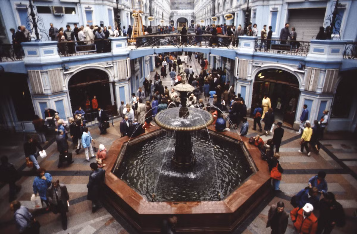 Bên trong bách hóa tổng hợp GUM.