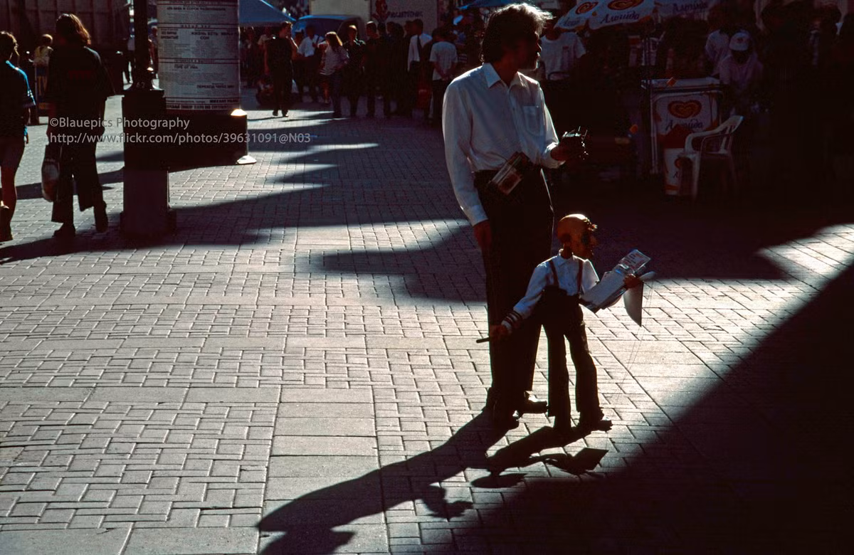 Nghệ sĩ rối ở phố Arbat.