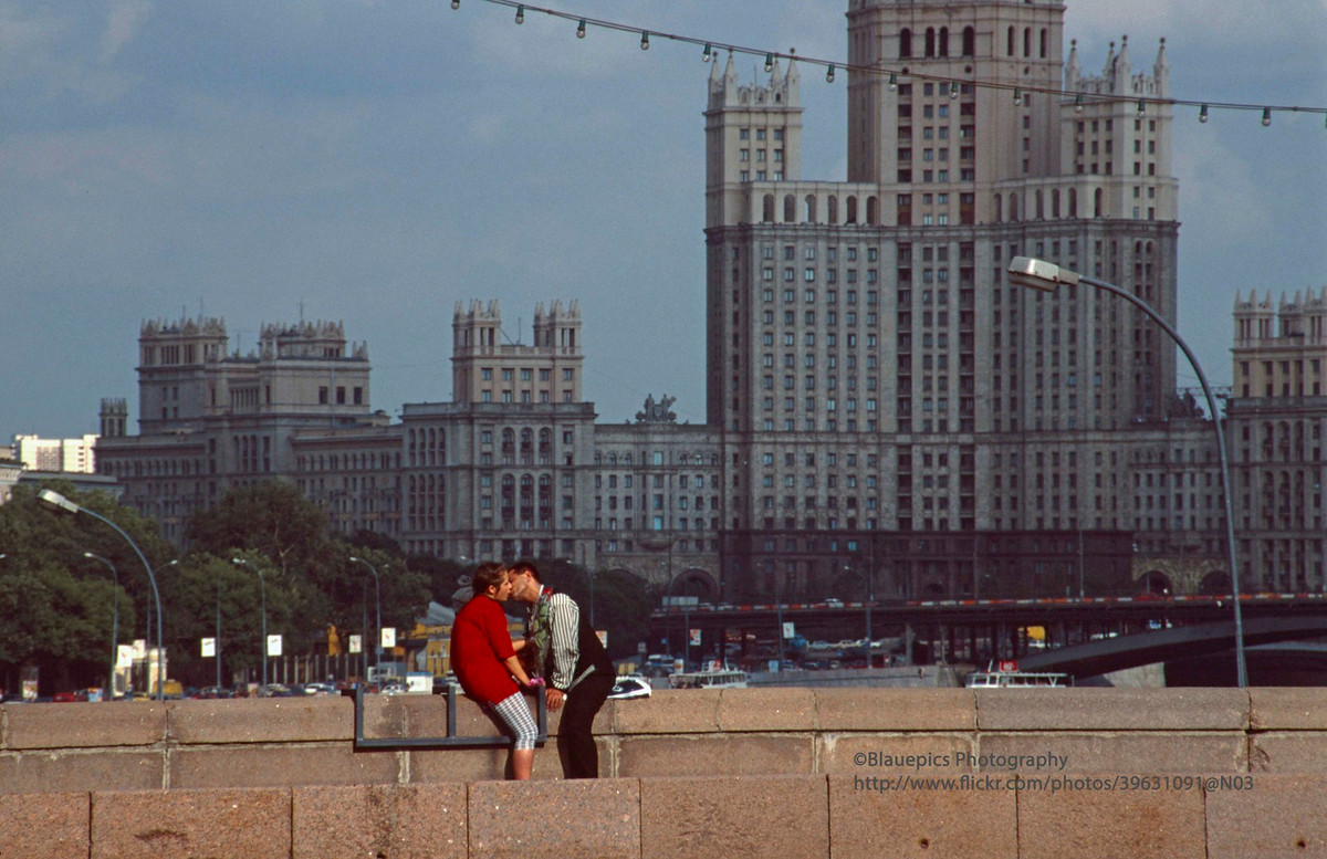 Cặp đôi hôn nhau bên bờ sông Moscow.