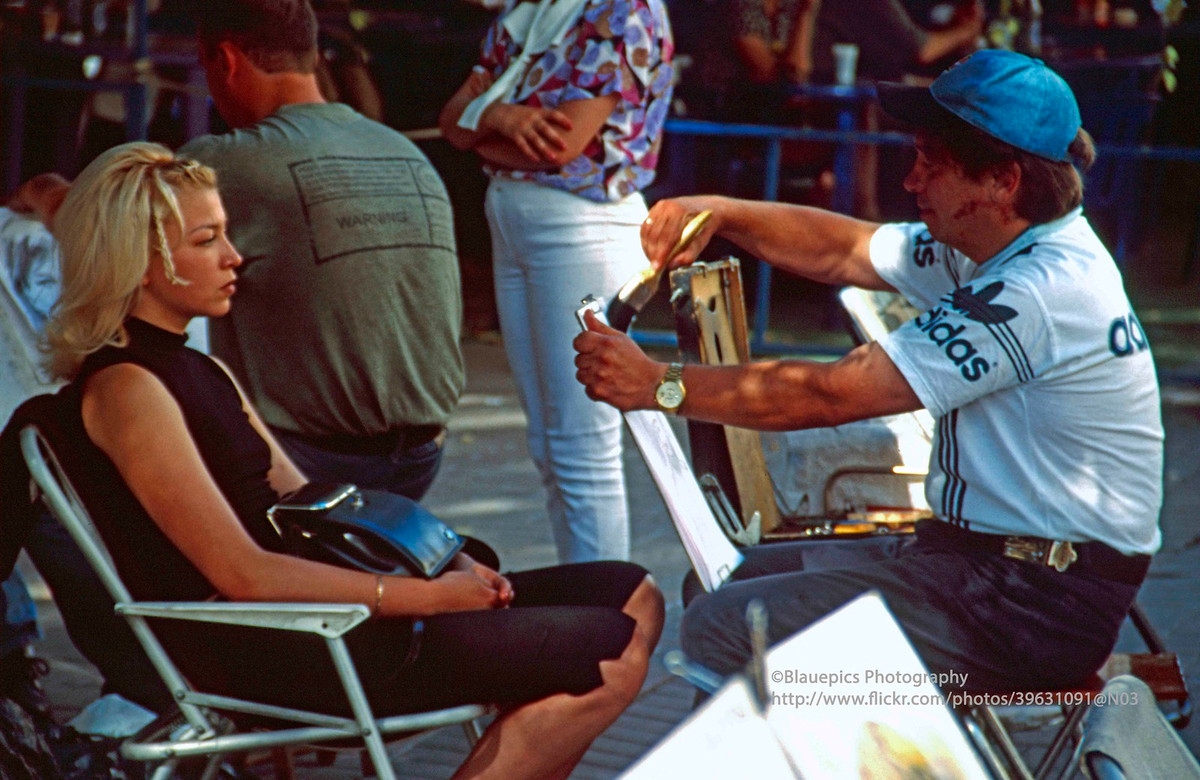 Họa sĩ đường phố hành nghề ở phố Arbat.