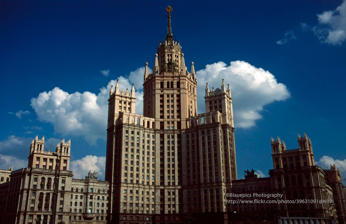 Tòa nhà chung cư Đường ven sông Kotelnicheskaya. Công trình được xây từ năm 1947-1952, là một trong 7 tòa cao ốc nổi thời Stalin nổi tiếng của Moscow.