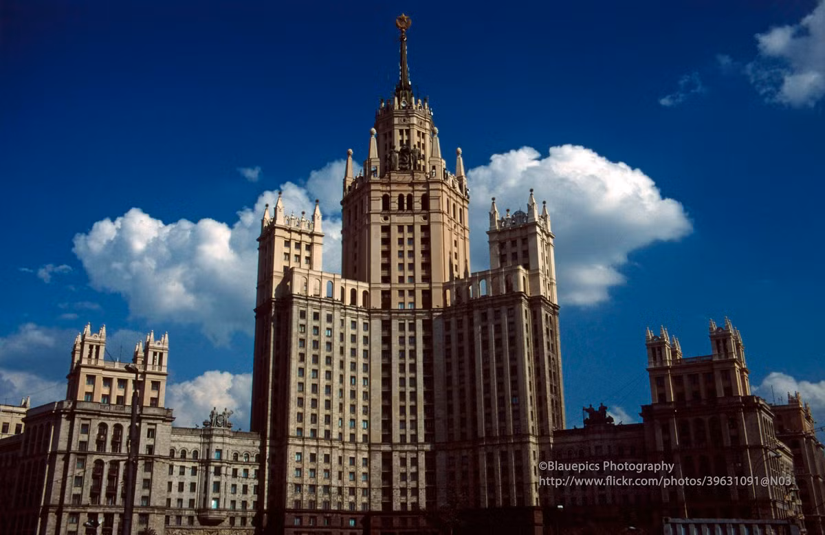 Tòa nhà chung cư Đường ven sông Kotelnicheskaya. Công trình được xây từ năm 1947-1952, là một trong 7 tòa cao ốc nổi thời Stalin nổi tiếng của Moscow.