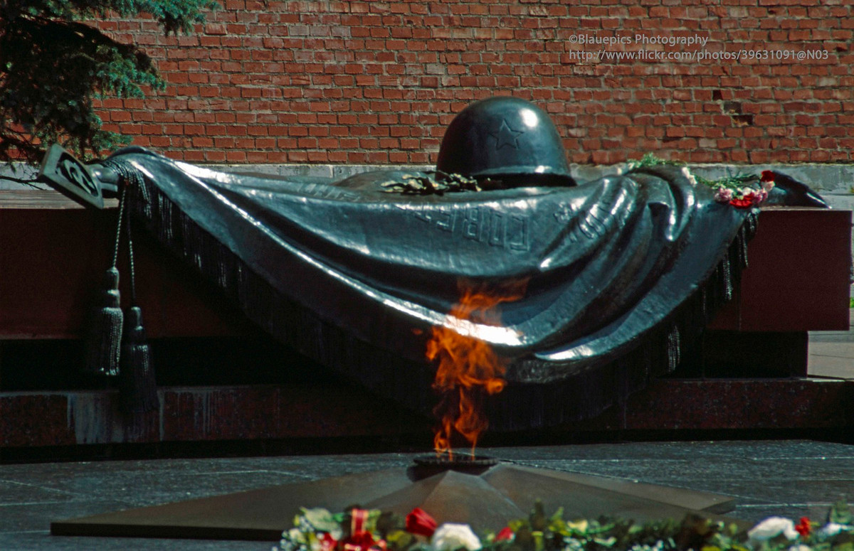 Ngọn lửa Vĩnh cửu ở vườn Alexander, sát chân tường Điện Kremly, một trong những đài kỷ niệm về cuộc Chiến tranh Vệ quốc Vĩ đại được tôn kính nhất của nước Nga.