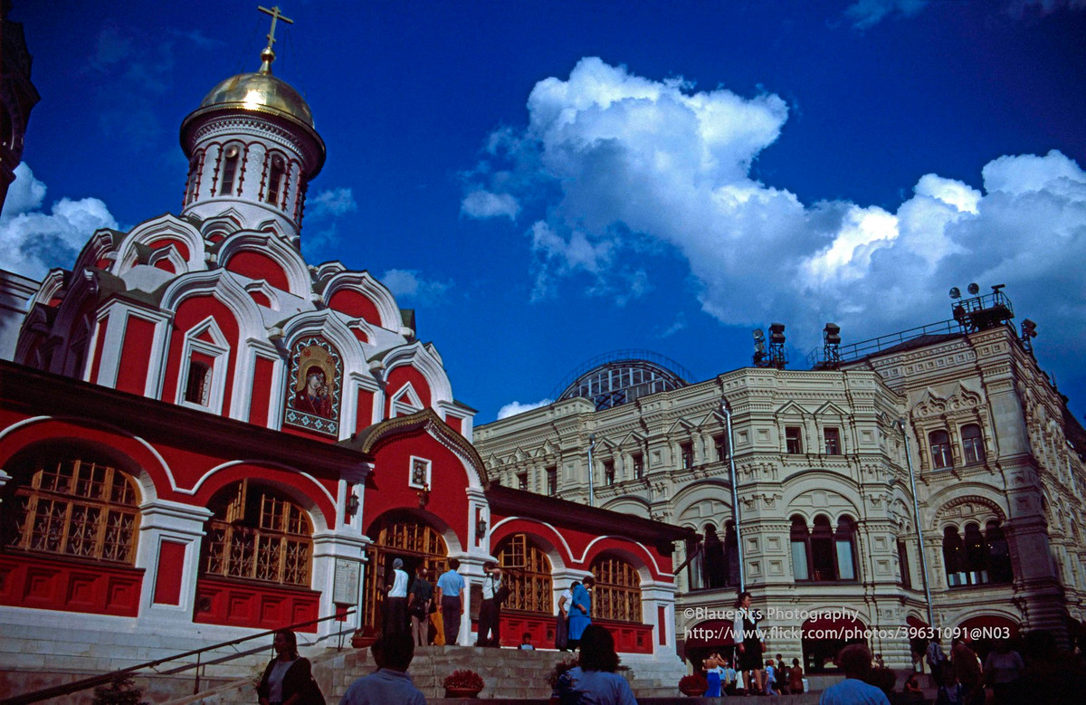 Nhà thờ Chính tòa Kazan, cạnh Bách hóa GUM. Nhà thờ có từ năm 1636, là một trong những nhà thờ Chính thống giáo quan trọng nhất của Moscow.