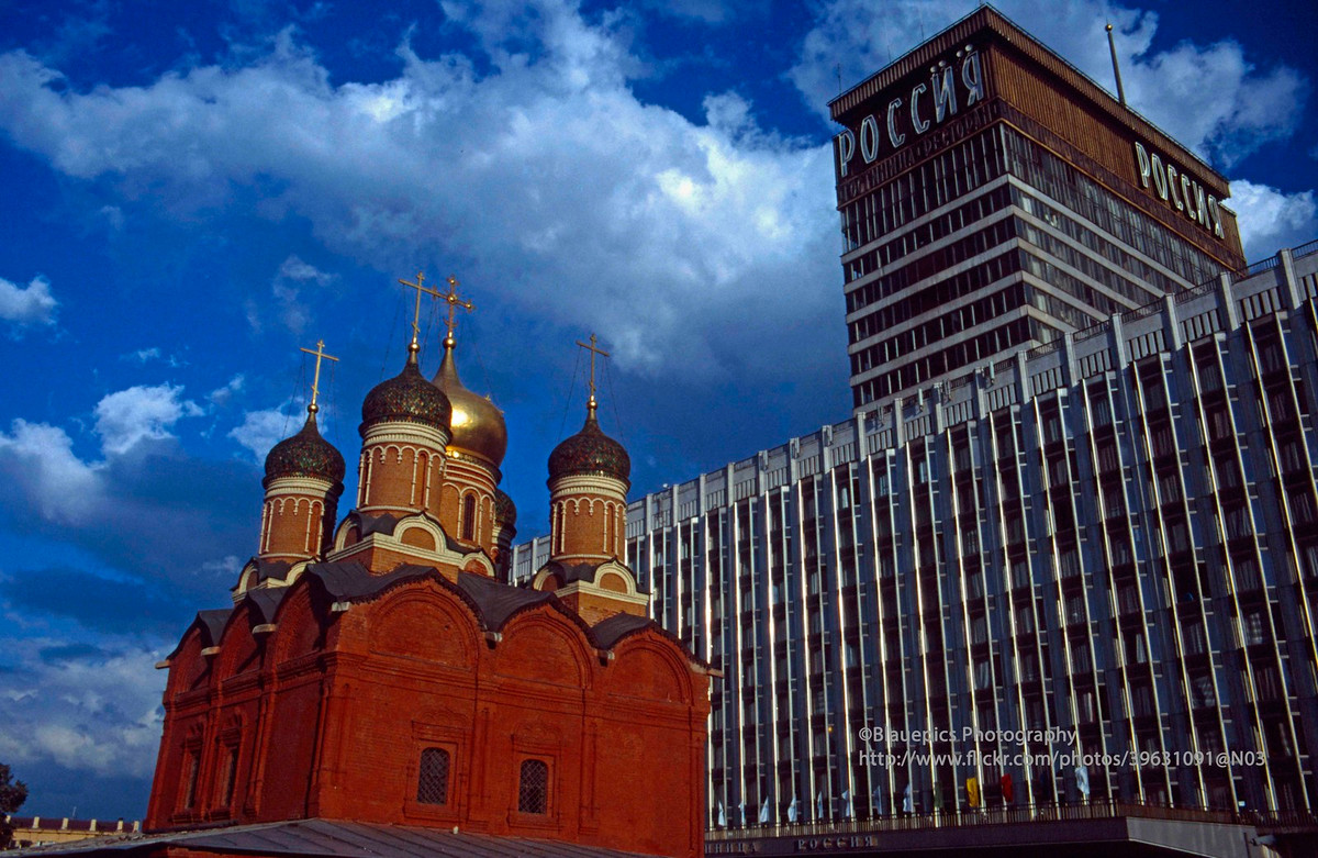 Khách sạn Rossiya (khách sạn Nước Nga) nhìn từ một nhà thờ cạnh đó. Được xây từ năm 1964-1967, đây là khách sạn lớn nhất thế giới cho đến năm 1990.