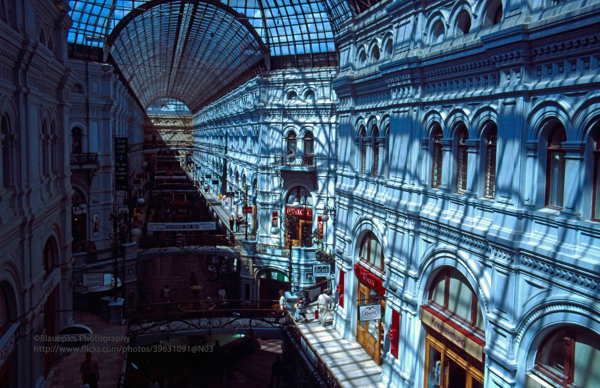 Ánh nắng rực rỡ rọi vào trong Bách hóa GUM.