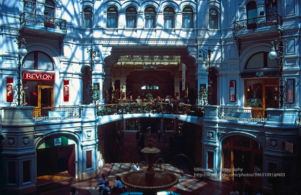 Khu vực sảnh chính Bách hóa GUM.