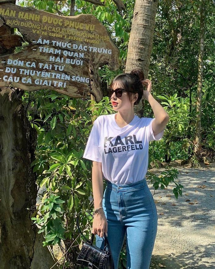 Trong khoảng 3 năm gần đây, Hoàng Đức tiến bộ chóng mặt về chuyên môn, minh chứng rõ ràng nhất là danh hiệu Quả bóng vàng Việt Nam 2021. Nhiều người cho rằng sự thăng hoa của Hoàng Đức trên sân cỏ có đóng góp rất lớn từ một hậu phương vững vàng như Gia Hân.