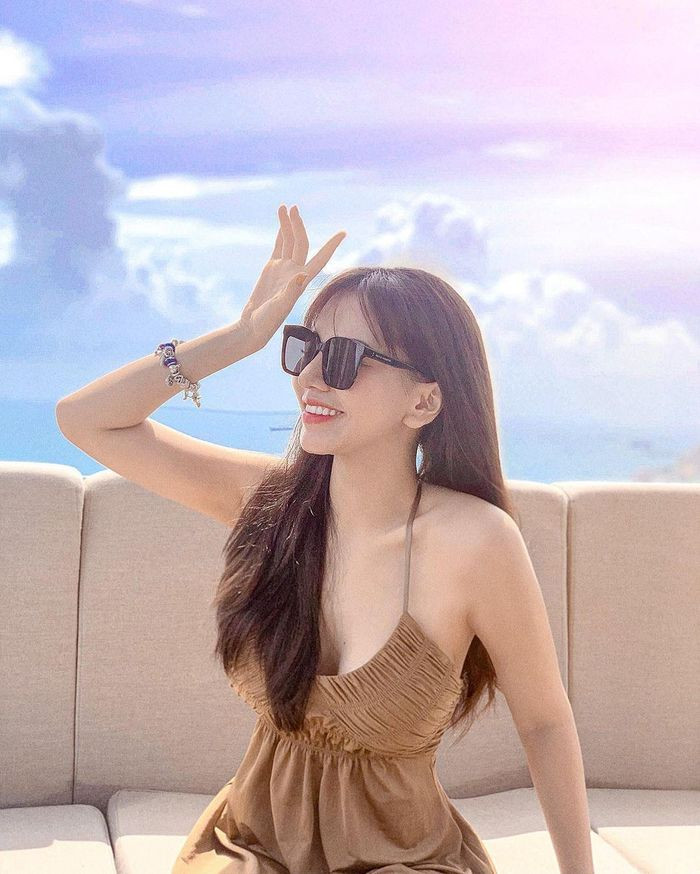 Bạn gái tiền vệ Hoàng Đức - Gia Hân sinh năm 1997, đã gắn bó với anh được khoảng 5 năm. Gia Hân đến từ Biên Hòa (Đồng Nai) và là một doanh nhân trẻ. Người đẹp gây ấn tượng nhờ gương mặt cuốn hút cùng body đáng mơ ước.