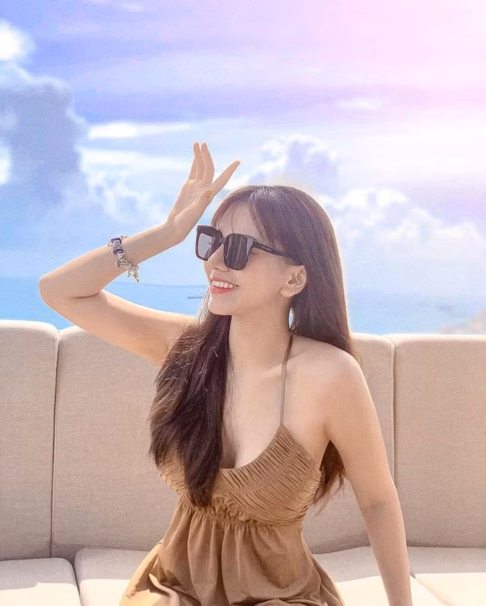 Bạn gái tiền vệ Hoàng Đức - Gia Hân sinh năm 1997, đã gắn bó với anh được khoảng 5 năm. Gia Hân đến từ Biên Hòa (Đồng Nai) và là một doanh nhân trẻ. Người đẹp gây ấn tượng nhờ gương mặt cuốn hút cùng body đáng mơ ước.