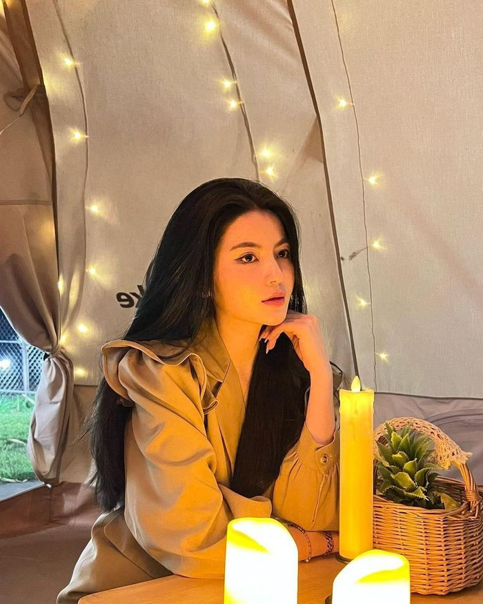 Người đẹp tiếp theo trong danh sách WAGs ĐT Việt Nam là Chu Thanh Huyền, bạn gái Quang Hải. Cặp đôi được cho là hẹn hò từ giữa năm 2021 nhưng không công khai. Tuy nhiên, hai người được phát hiện nhiều lần đi chơi cùng nhau qua những bức ảnh check-in riêng, ở cùng một khung cảnh.