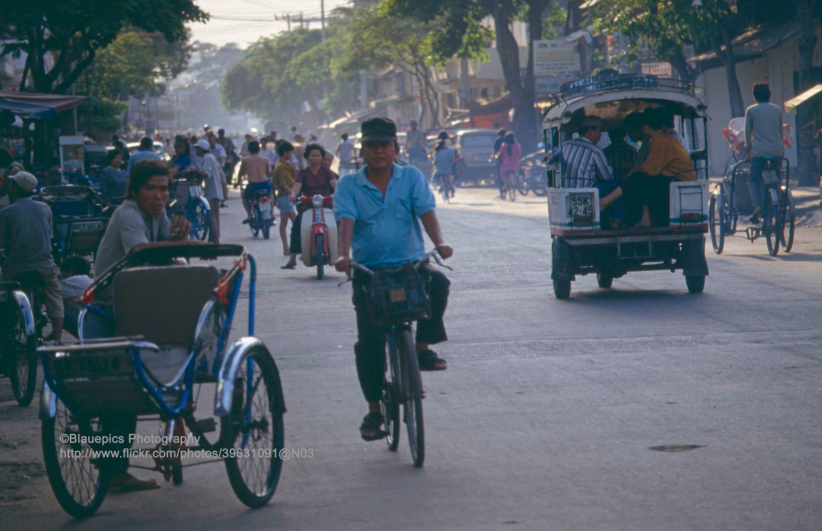 Giờ tan tầm trên một con đường ở TP. HCM tháng 1/1993. Ảnh: Gunter Hartnagel/Flickr.