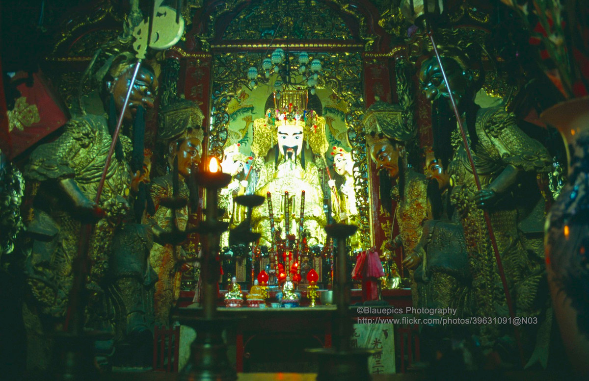 Trong chính điện của chùa Ngọc Hoàng.