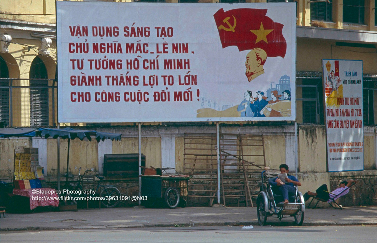 Tranh cổ động ở góc Đồng Khởi - Nguyễn Du, đối diện nhà thờ Đức Bà.