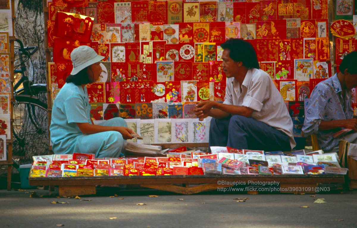 Cận cảnh hàng bán thiệp.