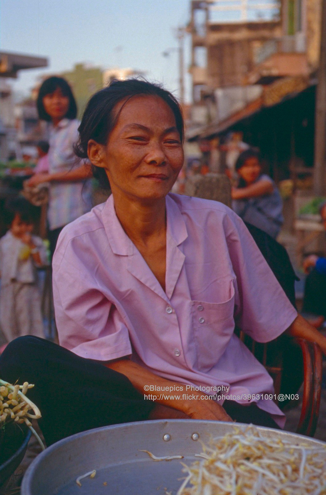 Người phụ nữ bán đồ ăn đường phố.